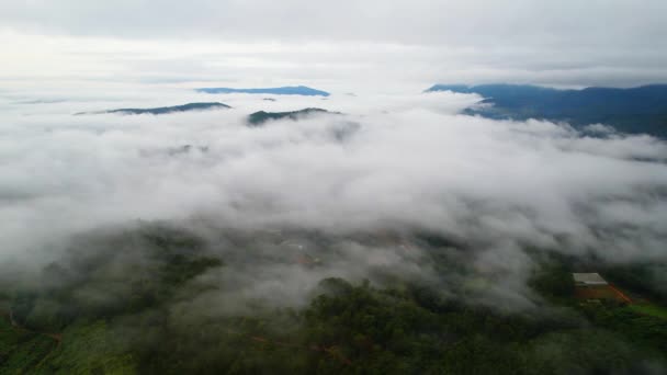 Nevoeiro Mar Uma Montanha Ondas Nuvens Nos Picos Fundo Cobertas — Vídeo de Stock