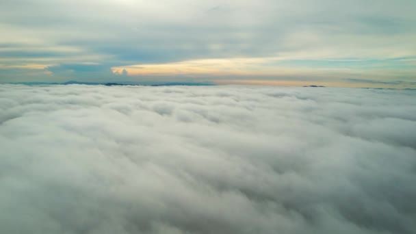 Luftaufnahme Des Sonnenaufgangs Über Weißem Dichtem Nebel Mit Weit Entfernten — Stockvideo