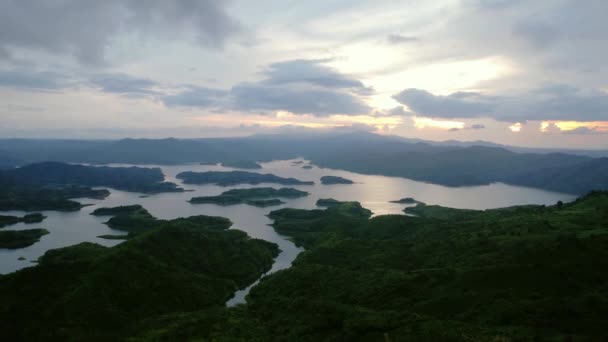 Vista Aérea Del Lago Dung Cielo Del Atardecer Que Tan — Vídeo de stock