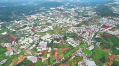 Sabah banliyöde Da Lat, Vietnam 'ın dağlık kesimlerinde görüldü. Organik tarım ve mevcut evler için birçok seranın olduğu bir yer.