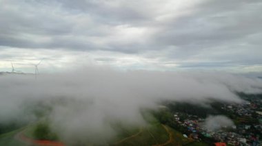 Hava manzaralı tepe tepesi sabah sislerle kaplı güzel rüzgar güç direkleriyle yükseliyor dağlık bölge Da Lat, Vietnam 'da barışçıl yeni bir günü selamlamak için.