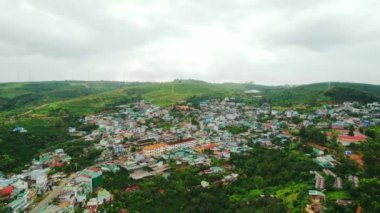 Sabah banliyöde Da Lat, Vietnam 'ın dağlık kesimlerinde görüldü. Organik tarım ve mevcut evler için birçok seranın olduğu bir yer.