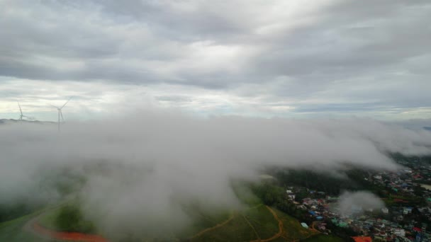 在越南达拉特高地 空中看山顶 雾蒙蒙 美丽的风电线杆高高地升起 迎来和平的新一天 — 图库视频影像