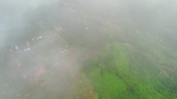 漠然とした雲 丘陵や山や以下の小さな家で早朝のベトナムの高地の空中ビューは この場所に旅行するときにリラックスして非常に平和です — ストック動画