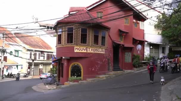 越南达拉特 2021年12月12日 Nguyet Vong Lau是一座中国建筑的老房子 内部用于食品和饮料业务 吸引游客到越南达拉特观光 — 图库视频影像