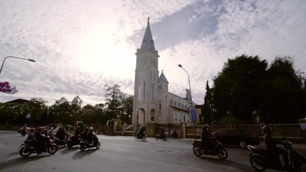越南达拉特 2021年12月13日 冬季早晨在大教堂外面的景色 这是一个宗教精神的地方 为越南达拉特的游客服务 — 图库视频影像