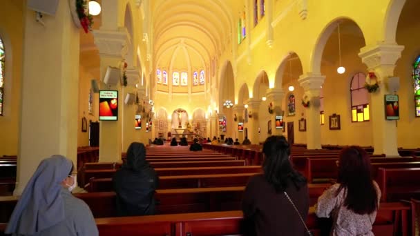 Μια Ομάδα Ανθρώπων Προσεύχεται Μια Εκκλησία Lat Βιετνάμ Νωρίς Πρωί — Αρχείο Βίντεο