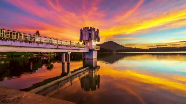 Hidroelektrik Barajın Bulunduğu Göl Kenarındaki Gün Batımının Parlak Renkleri Hafta — Stok video