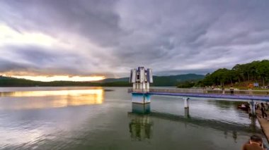 Hidroelektrik barajın bulunduğu göl kenarındaki gün batımının parlak renkleri hafta sonları birçok ziyaretçiyi dinlenmeye çekiyor.