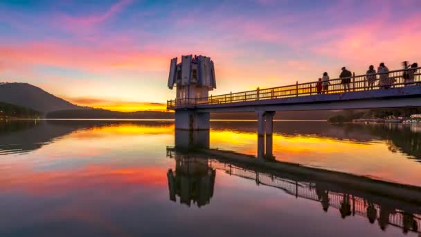 Brilliant Colors Sunset Lakeside Hydroelectric Dam Located Attracts Many Visitors — Stockvideo