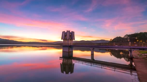 在水电站所在的湖边 夕阳的艳丽色彩吸引了许多游客在周末放松一下 — 图库视频影像