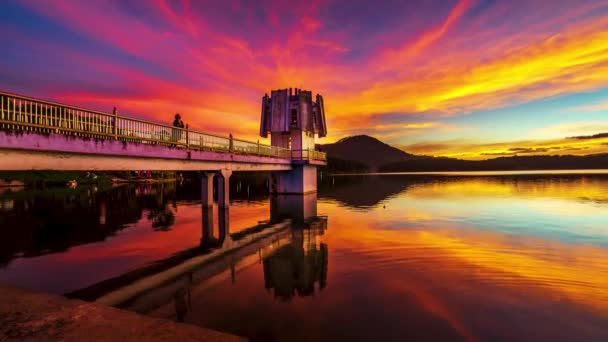 水力発電ダムがある湖畔の夕日の鮮やかな色は 週末にリラックスする多くの訪問者を魅了します — ストック動画