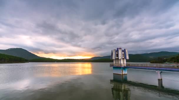 水力発電ダムがある湖畔の夕日の鮮やかな色は 週末にリラックスする多くの訪問者を魅了します — ストック動画