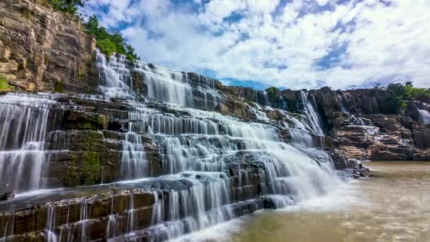 越南达拉特高原神秘瀑布的时间流逝 这里素有东南亚第一瀑布之美 吸引了许多游客前来观光 — 图库视频影像