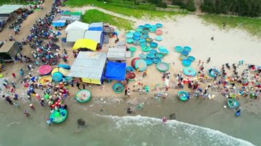 Mui Ne, Vietnam 'da balık pazarı görüldü. Vietnam 'ın orta bölgelerine deniz ürünleri alıp satmak için bir balıkçı köyündeki sabah pazarı.