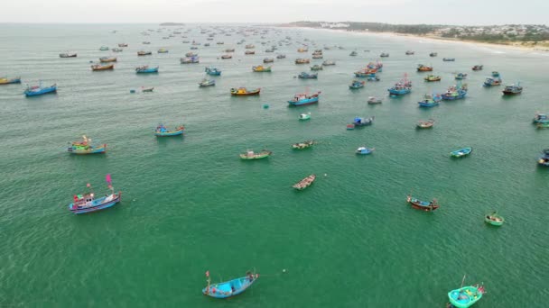 Mui Ψαροχώρι Δει Από Ψηλά Εκατοντάδες Βάρκες Αγκυροβολημένα Για Την — Αρχείο Βίντεο