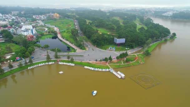 中央高地ベトナムのダラット市の美しい観光地の空中ビュー 都市開発のテクスチャ 緑の公園や都市湖 — ストック動画