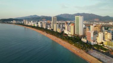 Sahil kenti Nha Trang sabah yukarıdan görüldü, güzel kıyı şeridi. Burası Vietnam 'ın ortasında dinlenmek isteyen bir şehir.