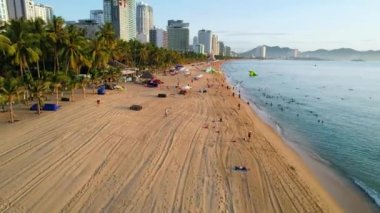 Sahil kenti Nha Trang sabah yukarıdan görüldü, güzel kıyı şeridi. Burası Vietnam 'ın ortasında dinlenmek isteyen bir şehir.