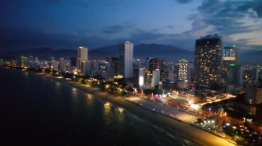 Nha Trang, Vietnam - 4 Temmuz 2022: Nha Trang, Vietnam 'ın kıyı kenti öğleden sonra güzel şehri ve temiz kumlu plajı ile birlikte turistleri cezbediyor