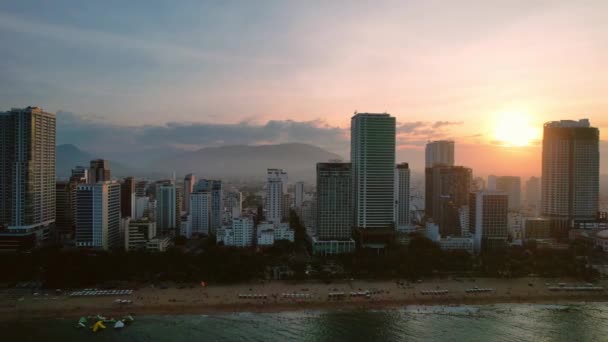 2022年7月4日 越南Nha Trang 下午从高处俯瞰 美丽的城市和干净的沙滩吸引了游客 — 图库视频影像