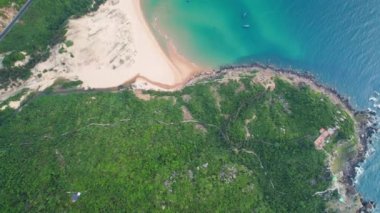 Güneşli bir sabahta yukarıdan bakıldığında deniz feneri Dai Lanh, Phu Yen, Vietnam yakınlarındaki minyatür bir S haritası gibi.