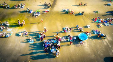 Mui Ne balık pazarı, Vietnam 'ın orta bölgelerine deniz ürünleri almak ve satmak için kıyı balıkçılığı yapan bir köyün sabah pazarı.