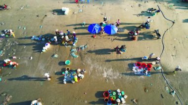 Vietnam 'da Mui Ne adlı bir balıkçı kasabasındaki balık pazarının hava görüntüsü. Vietnam 'ın orta bölgeleri için deniz ürünleri alıp satıyorlar.