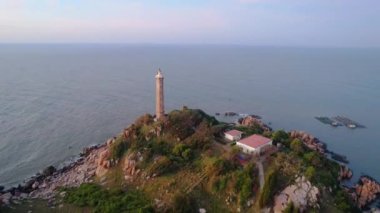 Ke Ga deniz feneri kıyıya yakın bir adada yer almaktadır. Bu deniz feneri, Vietnam 'ın orta sularındaki suya rehberlik etmek için Fransız döneminde inşa edilmiştir..