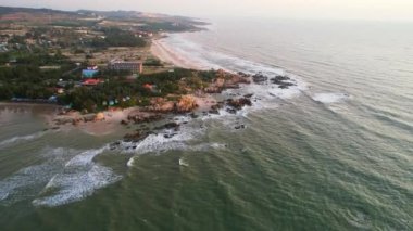 Deniz manzaralı Mui Ne, Vietnam Kuzey 'den Güney' e Ke Ga Körfezi deniz dalgaları, gemiler, resifler Vietnam 'ın potansiyel turizm durumudur..