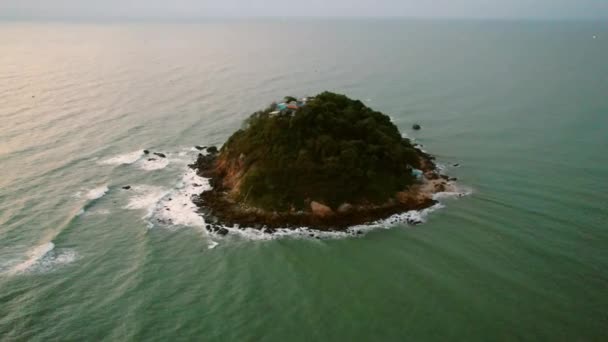本町バ島 ビントゥアン ベトナムの美しい朝の風景の空中ビュー 海岸近くの島で漁をする際に休息と餌を与える — ストック動画