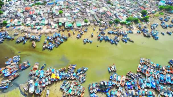 Balıkçı Köyü Nehrin Iki Yakasındaki Fırtınalardan Korunmak Için Nehrin Her — Stok video