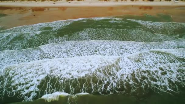 長い砂浜と中央ベトナムでのリラクゼーションと水泳に適した波と美しい海岸線の空中ビュー — ストック動画