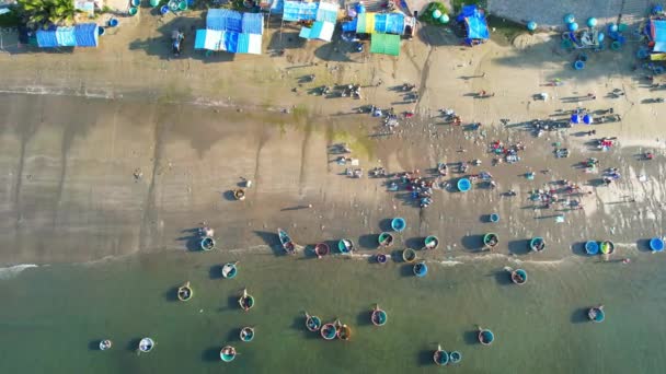Pemandangan Udara Dari Pasar Ikan Pagi Sebuah Desa Nelayan Pesisir — Stok Video