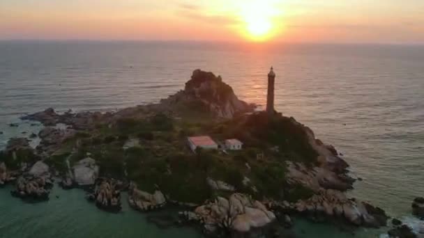 日の出の空に古代の灯台と小さな島の時間経過風景は美しく 平和です これはベトナムの島にある唯一の古代の灯台です — ストック動画