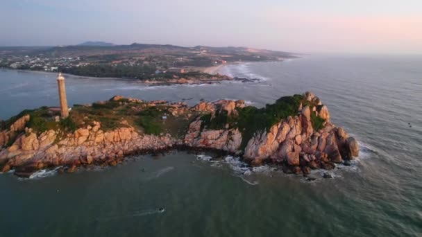 日の出の空に古代の灯台と小さな島の風景は美しく 平和です これはベトナムの島にある唯一の古代の灯台です — ストック動画