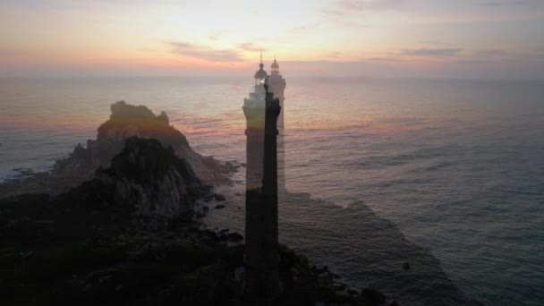 日の出の空に古代の灯台と小さな島の風景は美しく 平和です これはベトナムの島にある唯一の古代の灯台です — ストック動画