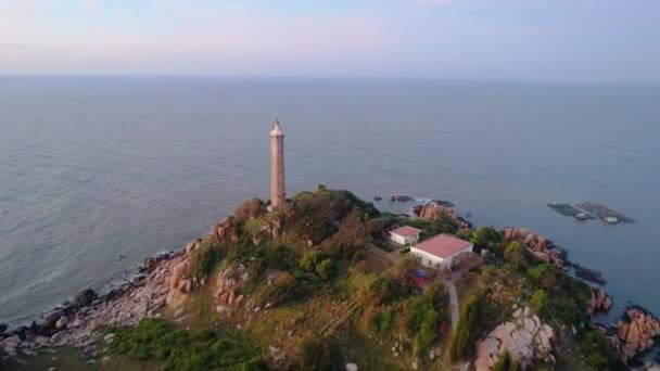 柯ガイン灯台は 上記から見た海岸近くの島に位置しています これはベトナムの中央海域で水を導くためにフランス時代に建てられた古代の灯台です — ストック動画