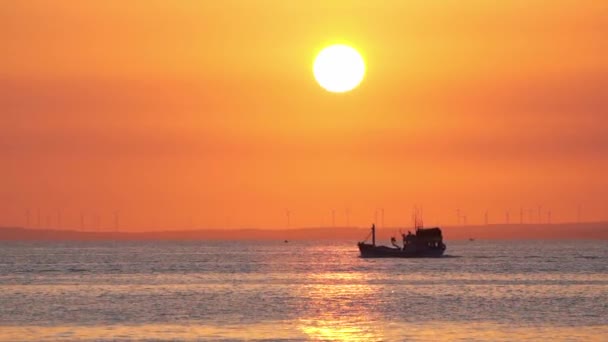 Захід Сонця Коли Риболовецький Човен Пливе Моря Щоб Зібрати Рибу — стокове відео