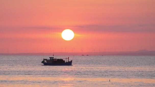 釣り船が海に出て魚を収穫する日没の風景は 一日を終了します — ストック動画