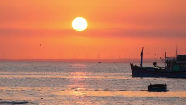 Sunset Landscape Fishing Boat Out Sea Harvest Fish End Day — Video
