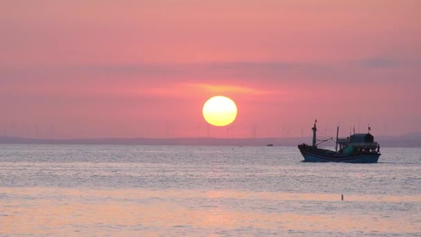 釣り船が海に出て魚を収穫する日没の風景は 一日を終了します — ストック動画