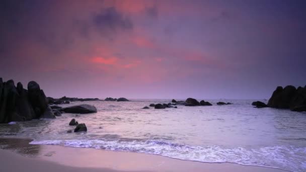 Όμορφη Παραλία Την Ανατολή Του Ηλίου Κάτω Από Κύματα Lapping — Αρχείο Βίντεο