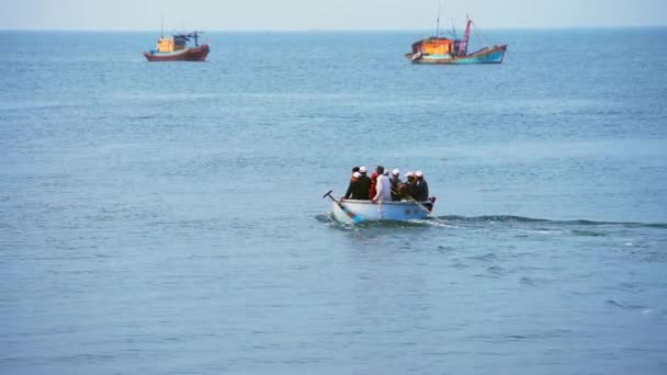 ベトナム ファンティエット 2022年1月24日 魚市場セッションの海 人々はバスケット魚の販売の中に集まり 激しい漕ぎ魚はベトナムのファンティエットに上陸漁村をもたらしました — ストック動画