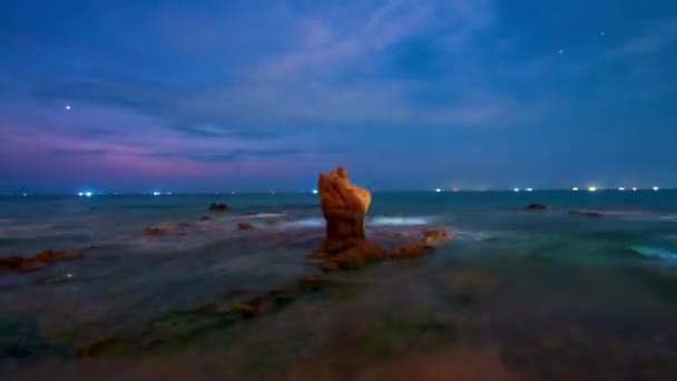 時間の経過岩のビーチと夜の緑の苔と中央ベトナムの美しいビーチでの日の出の空 — ストック動画