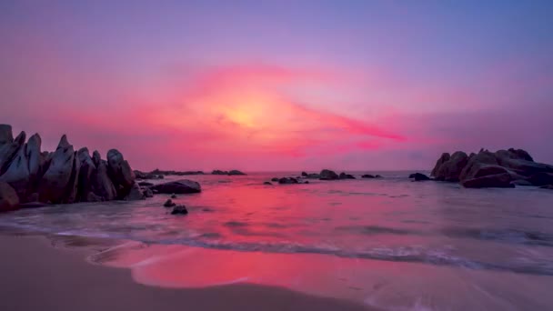 穏やかな新しい日を歓迎するために柔らかい素晴らしいの海岸でラップ波の下の日の出の美しいビーチをタイムラプス — ストック動画