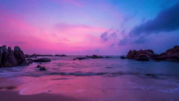 穏やかな新しい日を歓迎するために柔らかい素晴らしいの海岸でラップ波の下の日の出の美しいビーチをタイムラプス — ストック動画