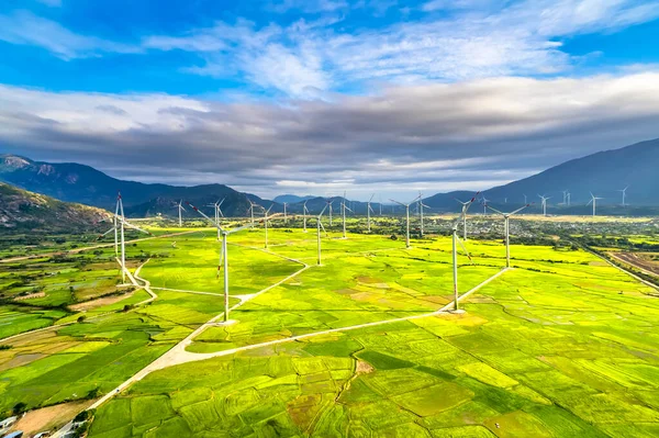 Blick Auf Windpark Oder Windpark Grüne Wiese Mit Windrädern Zur — Stockfoto