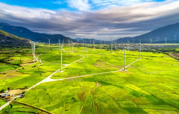 Rüzgâr çiftliği ya da rüzgar parkının panoramik görüntüsü. Rüzgar türbinleri elektrik üreten yeşil çayır. Yeşil enerji kavramı.