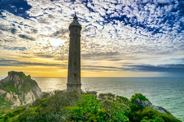 Paisaje Pequeña Isla Con Antiguo Faro Amanecer Cielo Hermoso Tranquilo —  Fotos de Stock